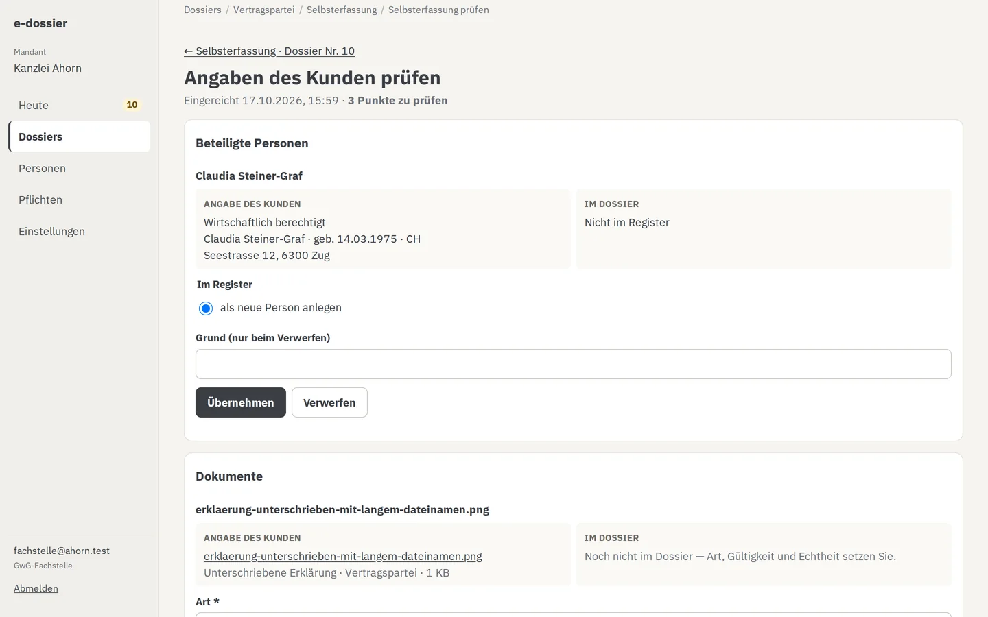 Eingang einer Kunden-Selbsterfassung: Angaben Feld für Feld prüfen und übernehmen, erfundene Testdaten
